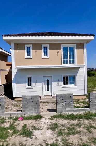 Casă cu 7 camere cu Teren 334 Mp în Central