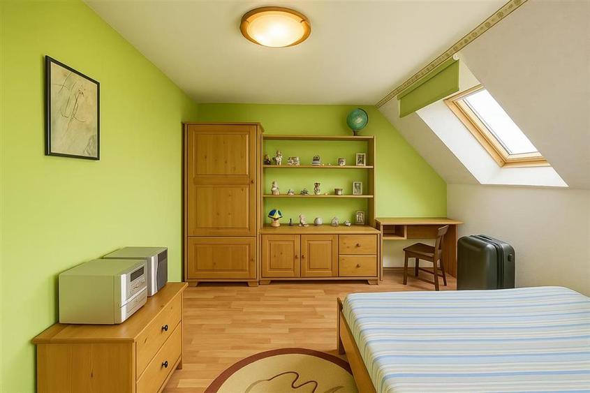 Casă cu 3 camere cu Teren 200 Mp în Est