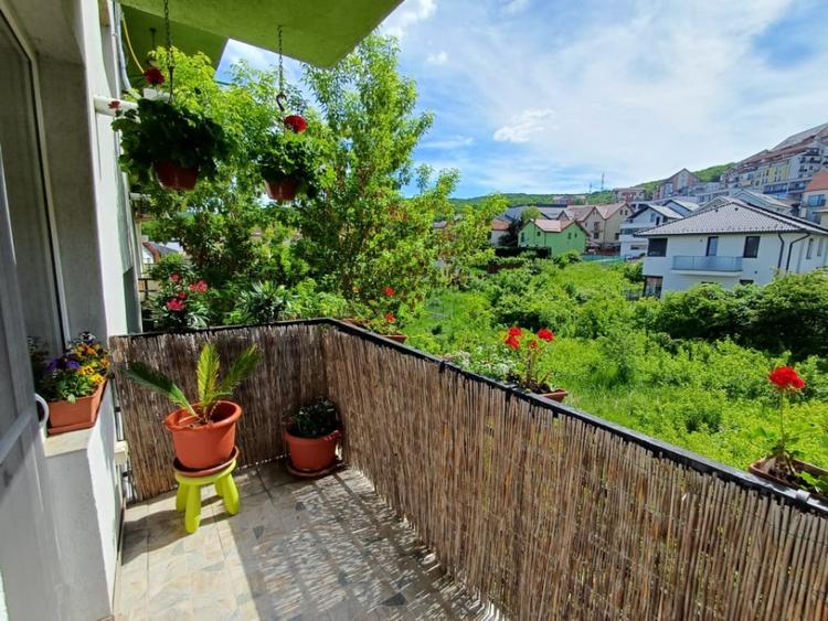 Apartament cu 3 camere decomandat în Câmpului