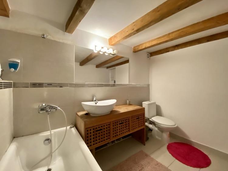 Apartament cu 2 camere semidecomandat, mobilat în Central