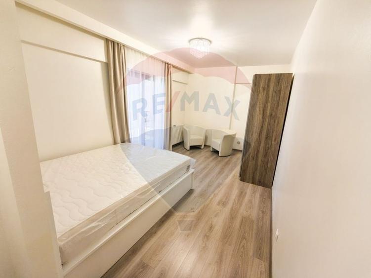Apartament cu 3 camere semidecomandat, mobilat în Periferie