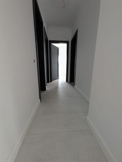 Apartament cu 4 camere semidecomandat în Florești