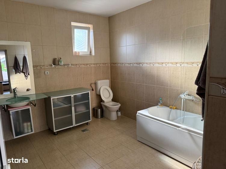 Casă cu 4 camere în Sântandrei