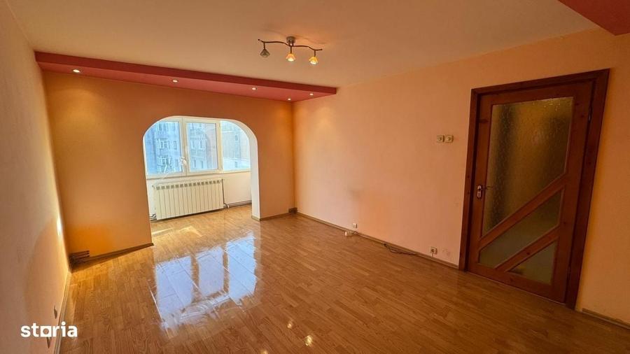 Apartament cu 3 camere semidecomandat în Sud
