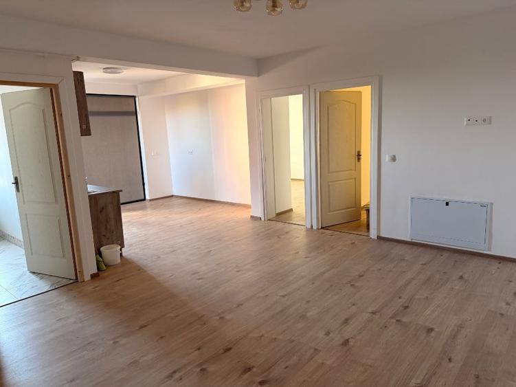Apartament cu 3 camere decomandat, mobilat în Central