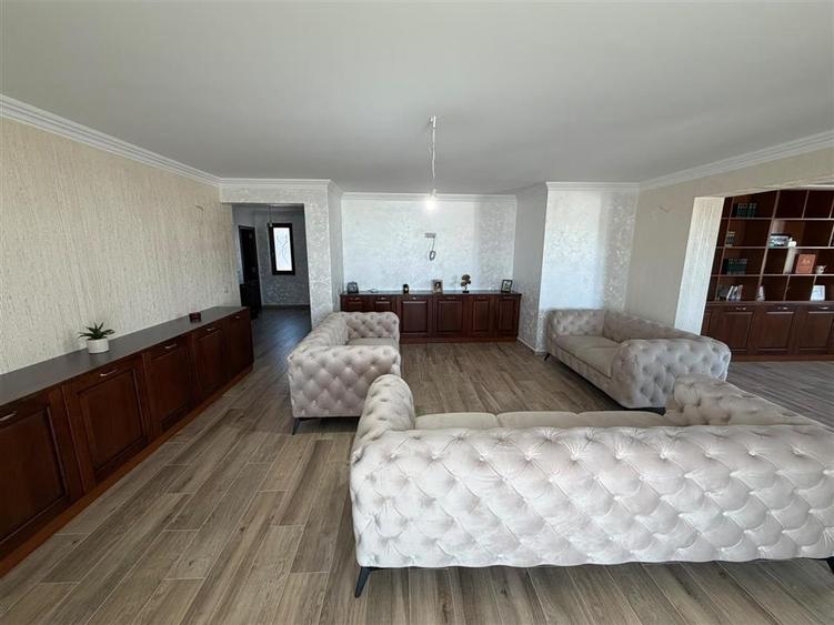 Casă individuală cu 4 camere cu Garaj în Vest