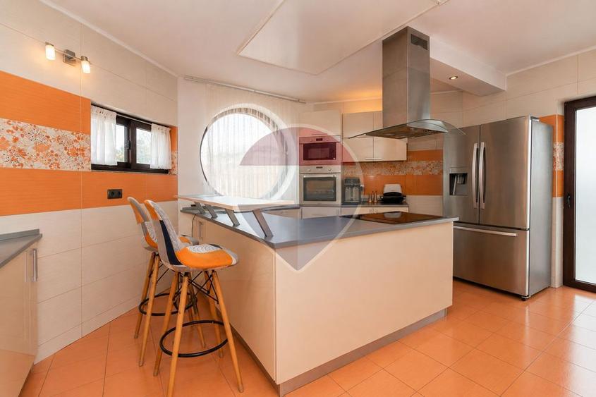 Casă cu 6 camere cu Teren 509 Mp în Vest