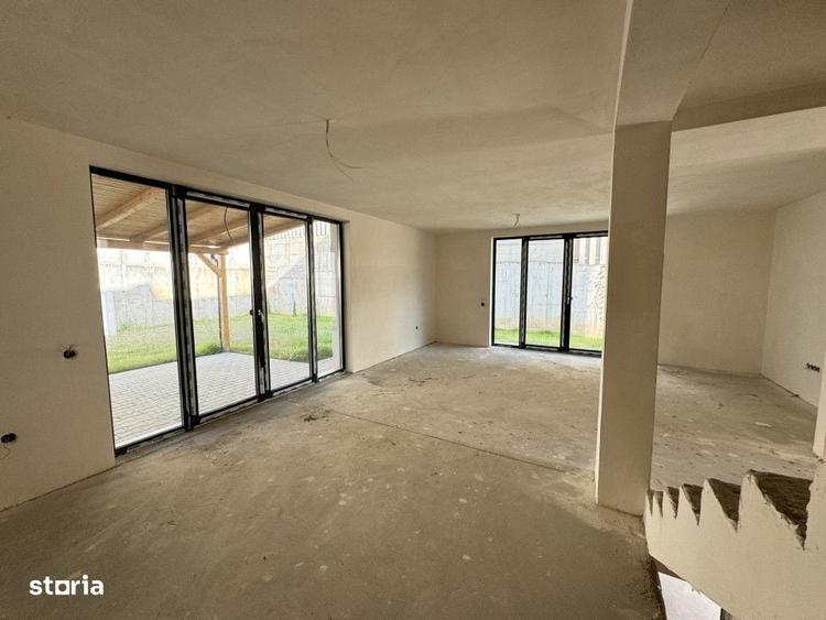 Casă cu 4 camere semidecomandat în Tău