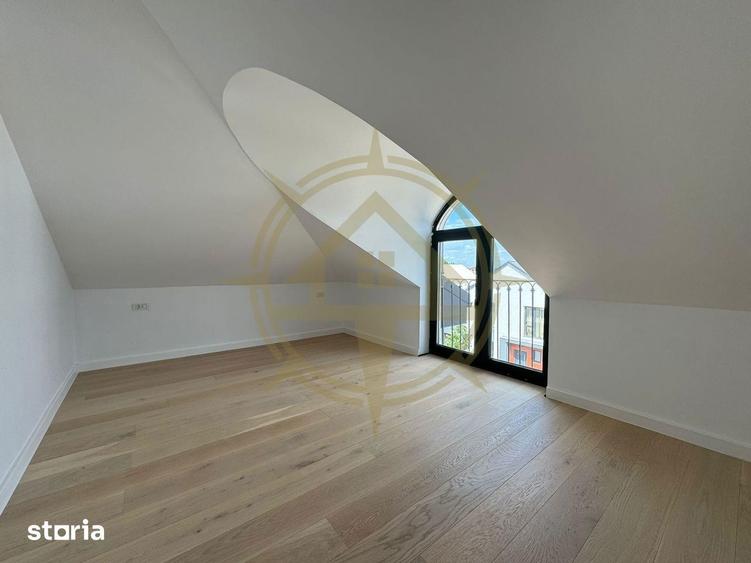Casă cu 9 camere cu Teren 400 Mp în Corbeanca