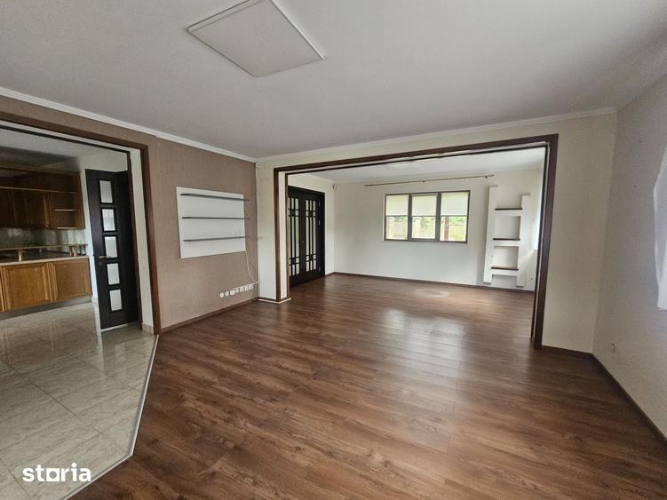 Casă cu 8 camere cu Teren 1500 Mp în Valea Lupului