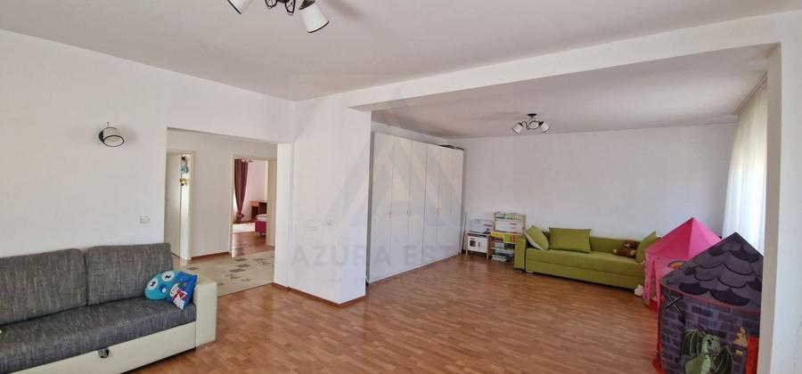 Casă individuală cu 8 camere cu Canalizare în Șura Mică