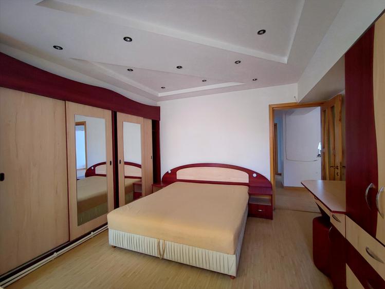 Apartament cu 4 camere decomandat, mobilat în Trocadero