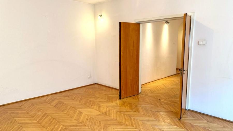 Apartament cu 4 camere decomandat în Victoriei