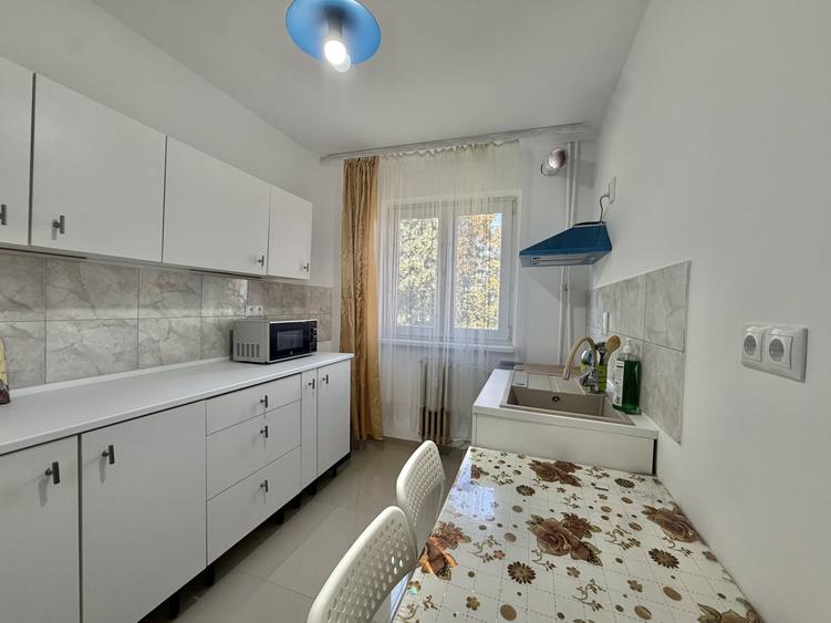 Apartament cu 3 camere semidecomandat, mobilat în P-ța Doina