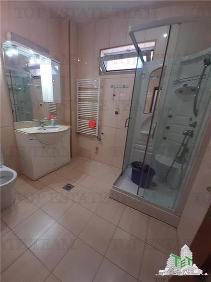 Casă individuală cu 9 camere cu Teren 365 Mp în Tineretului