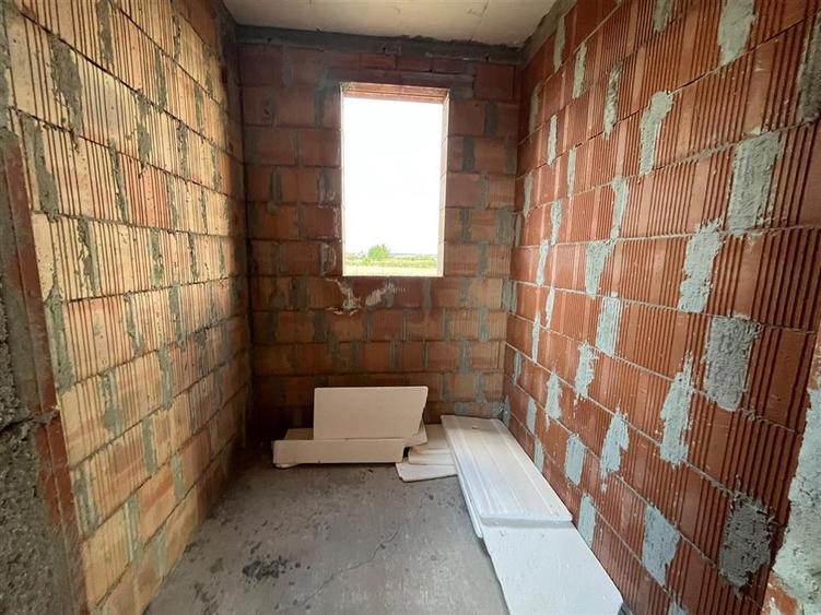 Casă cu 4 camere cu Teren 471 Mp în Cihei