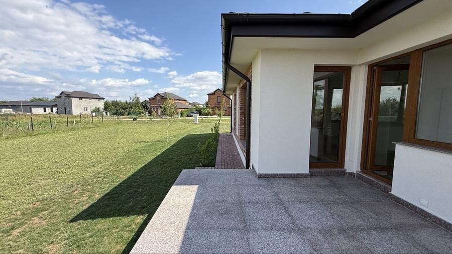 Casă cu 4 camere în Ostratu