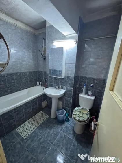 Apartament cu 3 camere decomandat în Craiovița Nouă