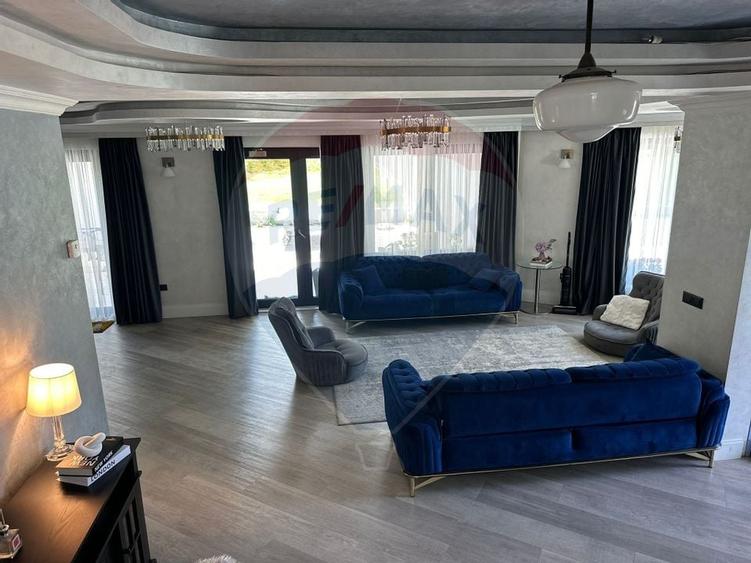 Casă individuală cu 11 camere cu Canalizare în Ipotești