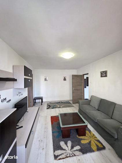 Apartament cu 3 camere semidecomandat în Tineretului