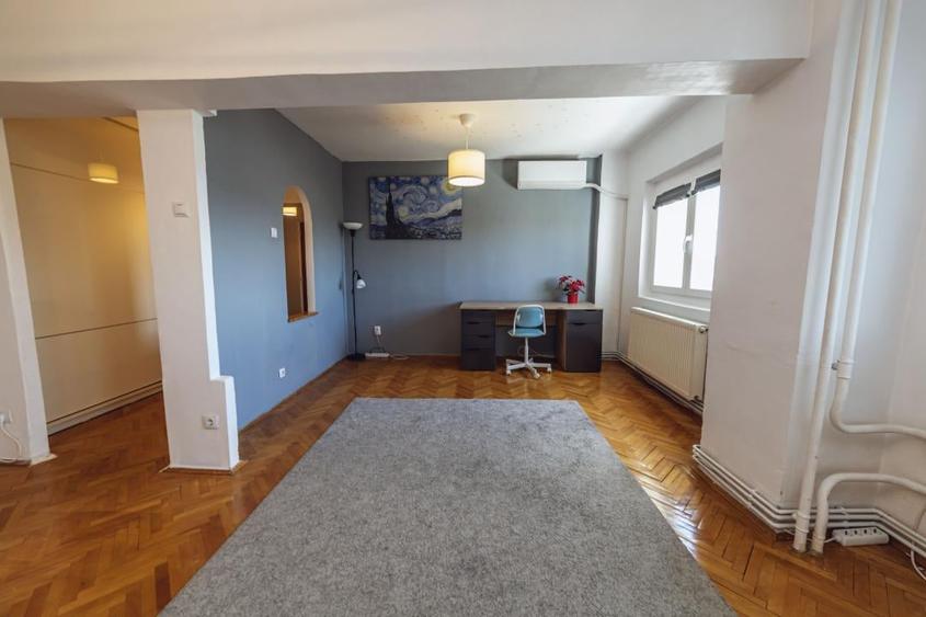 Apartament cu 2 camere semidecomandat, mobilat în Tei