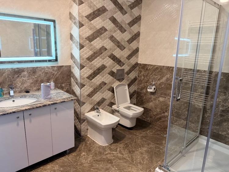 Apartament cu 3 camere decomandat, mobilat în Tractorul