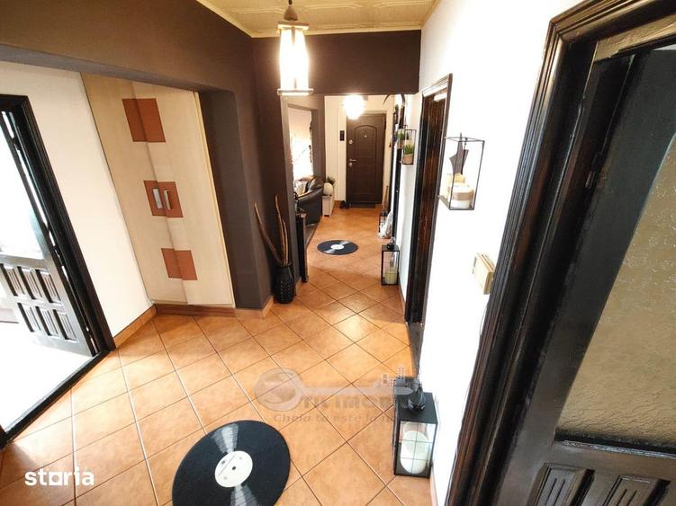 Apartament cu 4 camere decomandat în Podu Roș