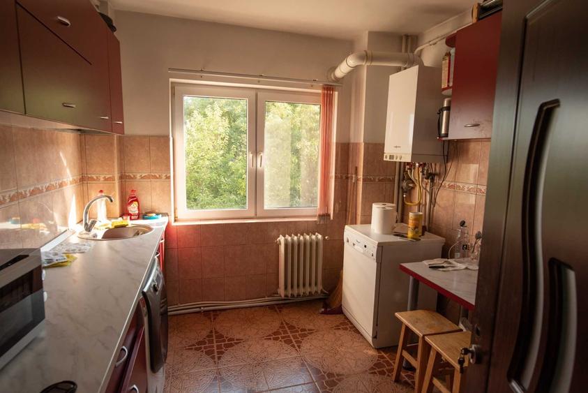 Apartament cu 3 camere decomandat în Podu Roș