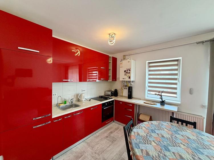 Apartament cu 3 camere semidecomandat, mobilat în Primăverii