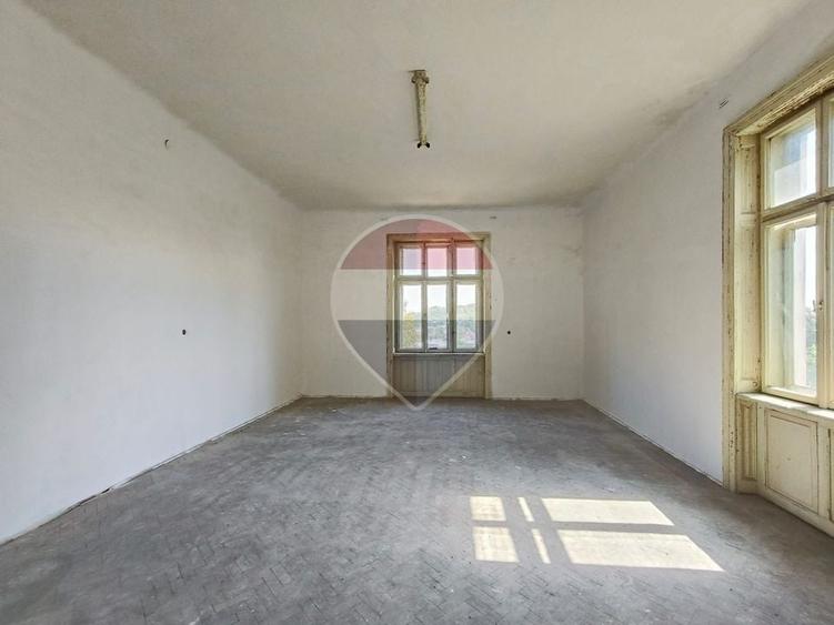 Casă individuală cu 18 camere cu Teren 666 Mp în Central