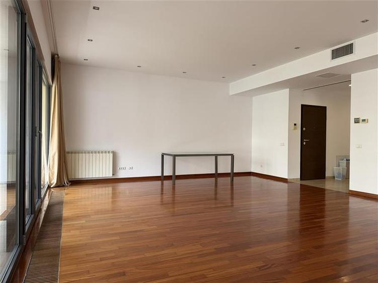 Apartament cu 4 camere decomandat în Dorobanți
