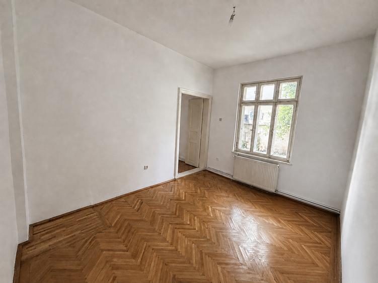 Casă individuală cu 5 camere cu Garaj în Tei