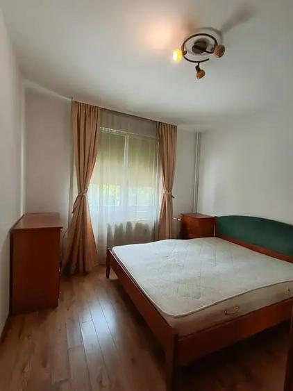 Apartament cu 3 camere decomandat, mobilat în Titan