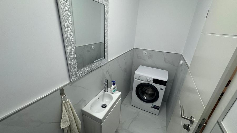Apartament cu 2 camere decomandat, mobilat în Central