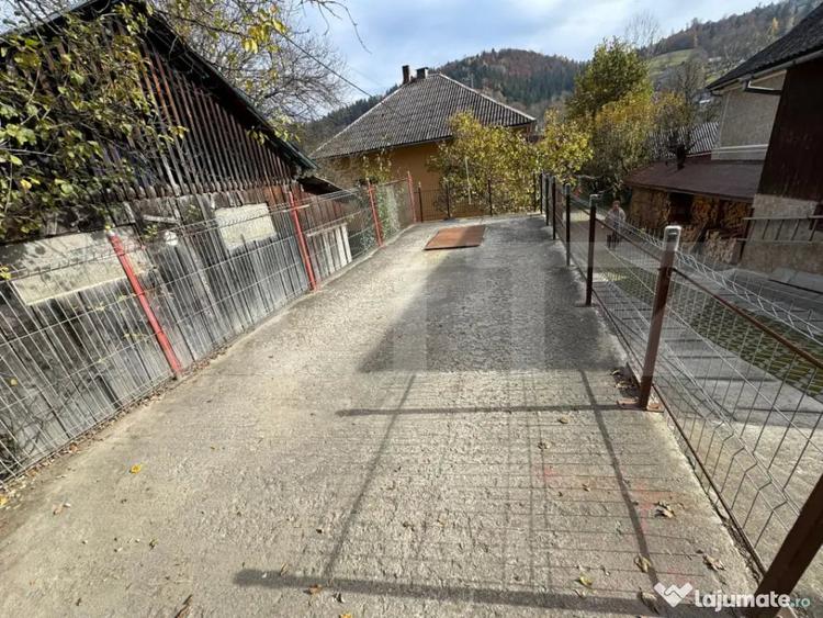 Casă cu 7 camere cu Teren 921 Mp în Central