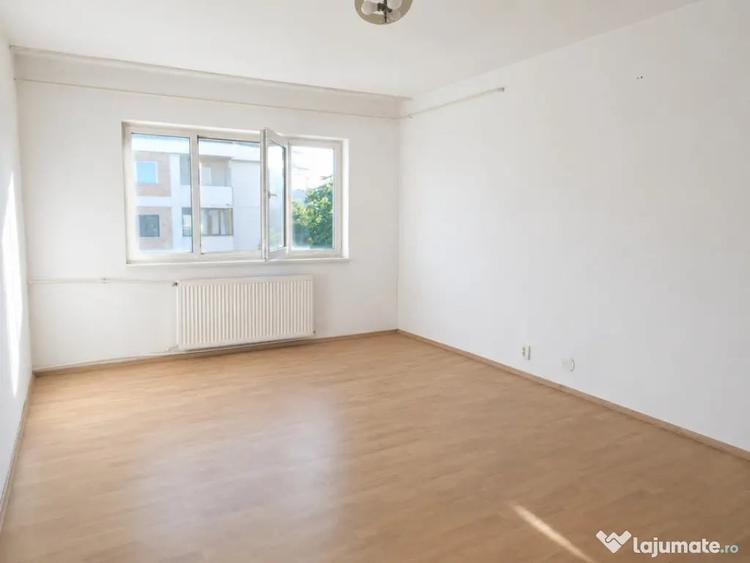 Apartament cu 3 camere decomandat în Rovine