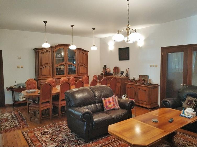 Casă cu 7 camere cu Canalizare în Central