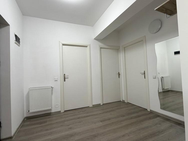 Apartament cu 4 camere semidecomandat, mobilat în Între Lacuri