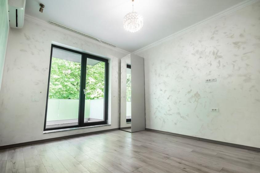Apartament cu 3 camere semidecomandat în Tineretului