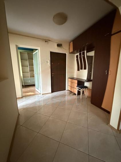 Apartament cu 3 camere semidecomandat, mobilat în Central