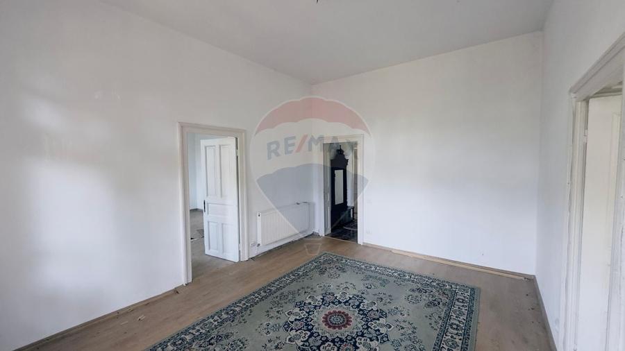 Casă individuală cu 6 camere cu Teren 3300 Mp în Central