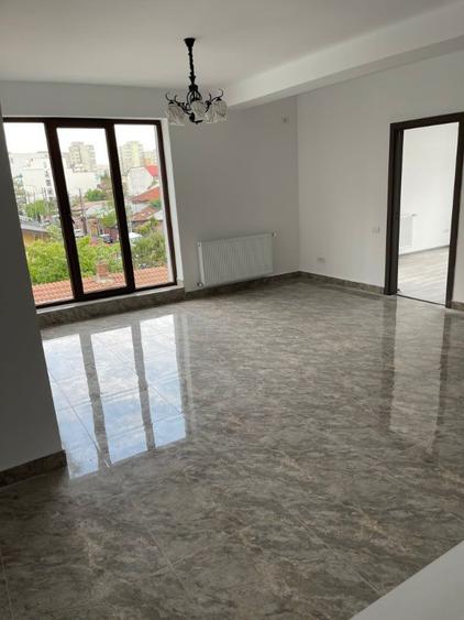 Casă cu 5 camere cu Teren 300 Mp în Mihai Bravu