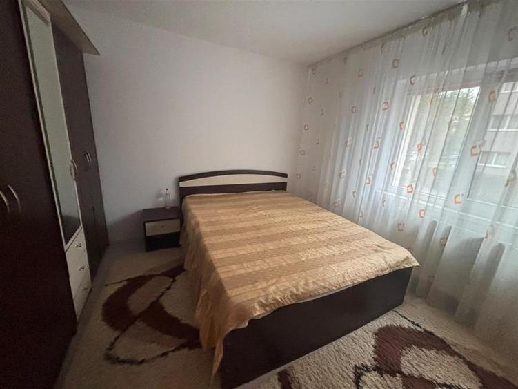 Apartament cu 3 camere decomandat în Calea București
