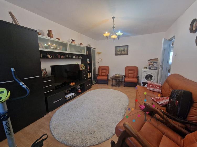 Apartament cu 3 camere decomandat în Tractorul