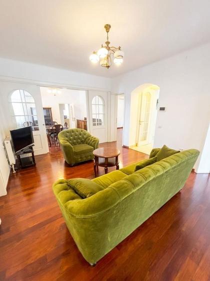Apartament cu 4 camere decomandat în Primăverii