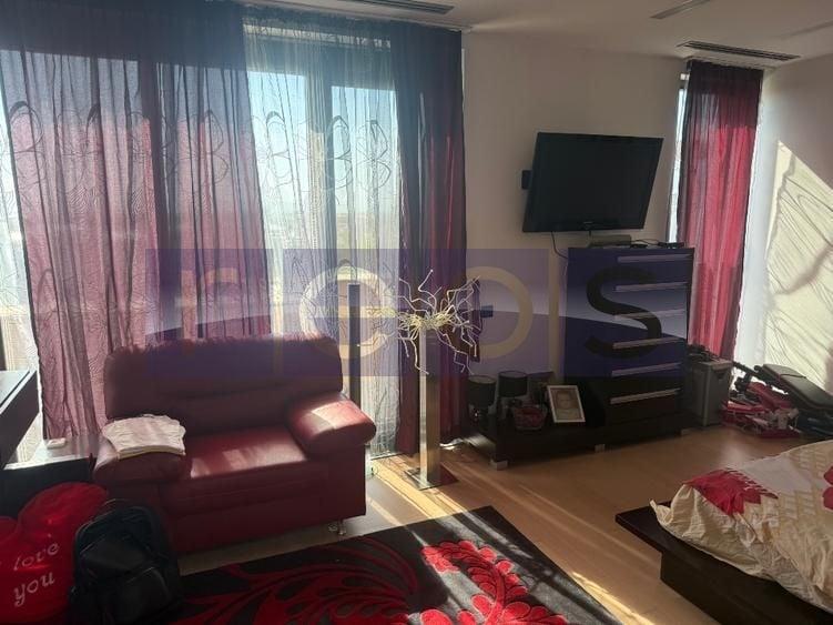Penthouse cu 4 camere decomandat, mobilat în Central