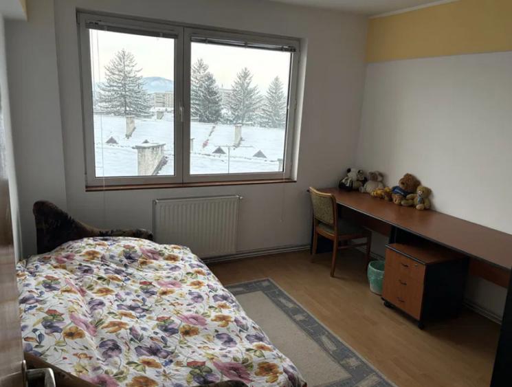 Apartament cu 4 camere semidecomandat în Gării