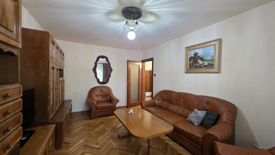 Apartament cu 3 camere decomandat, mobilat în Aradului