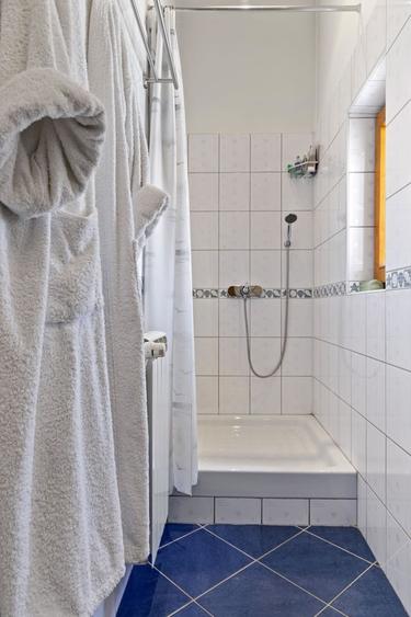 Apartament cu 8 camere semidecomandat, mobilat în Capitale