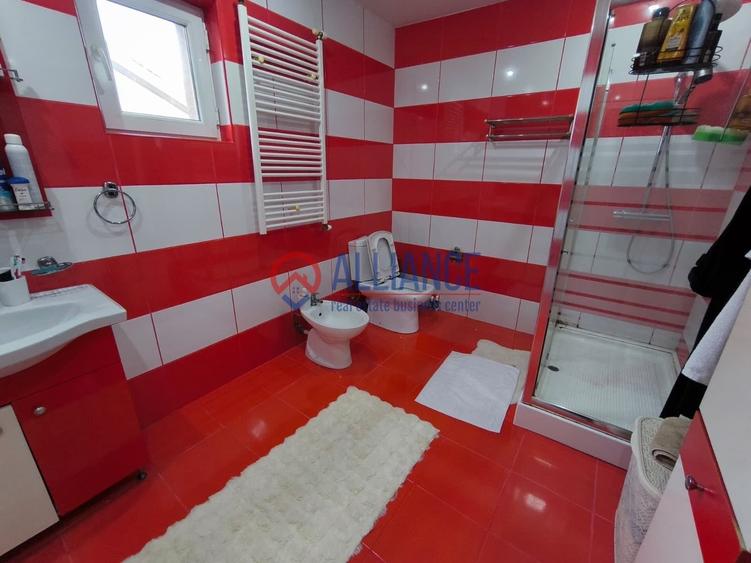 Casă cu 10 camere decomandat cu Teren 442 Mp în CET